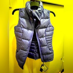 Women’s Purple new vest size medium, and has bag attached is light weight.